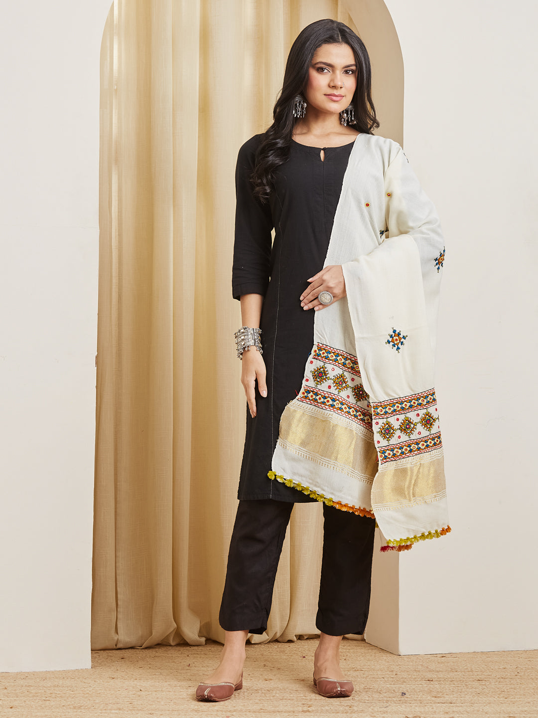 Aarsi ivory Kutchi dupatta draped