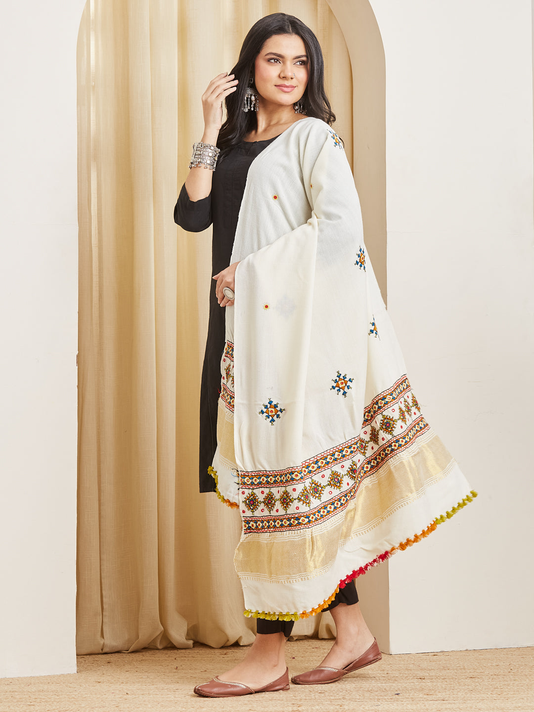 Aarsi ivory Kutchi dupatta