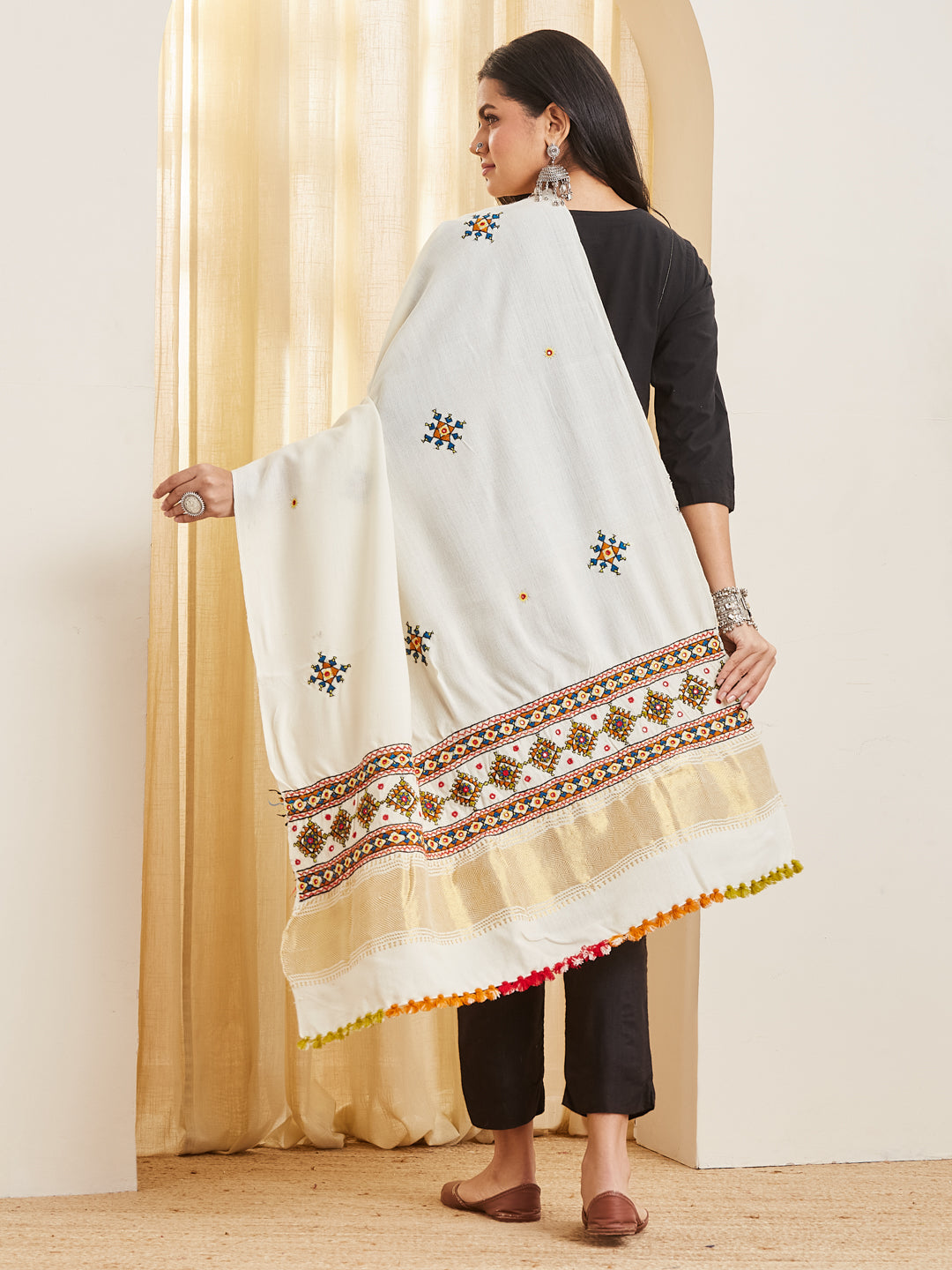 Aarsi ivory Kutchi dupatta