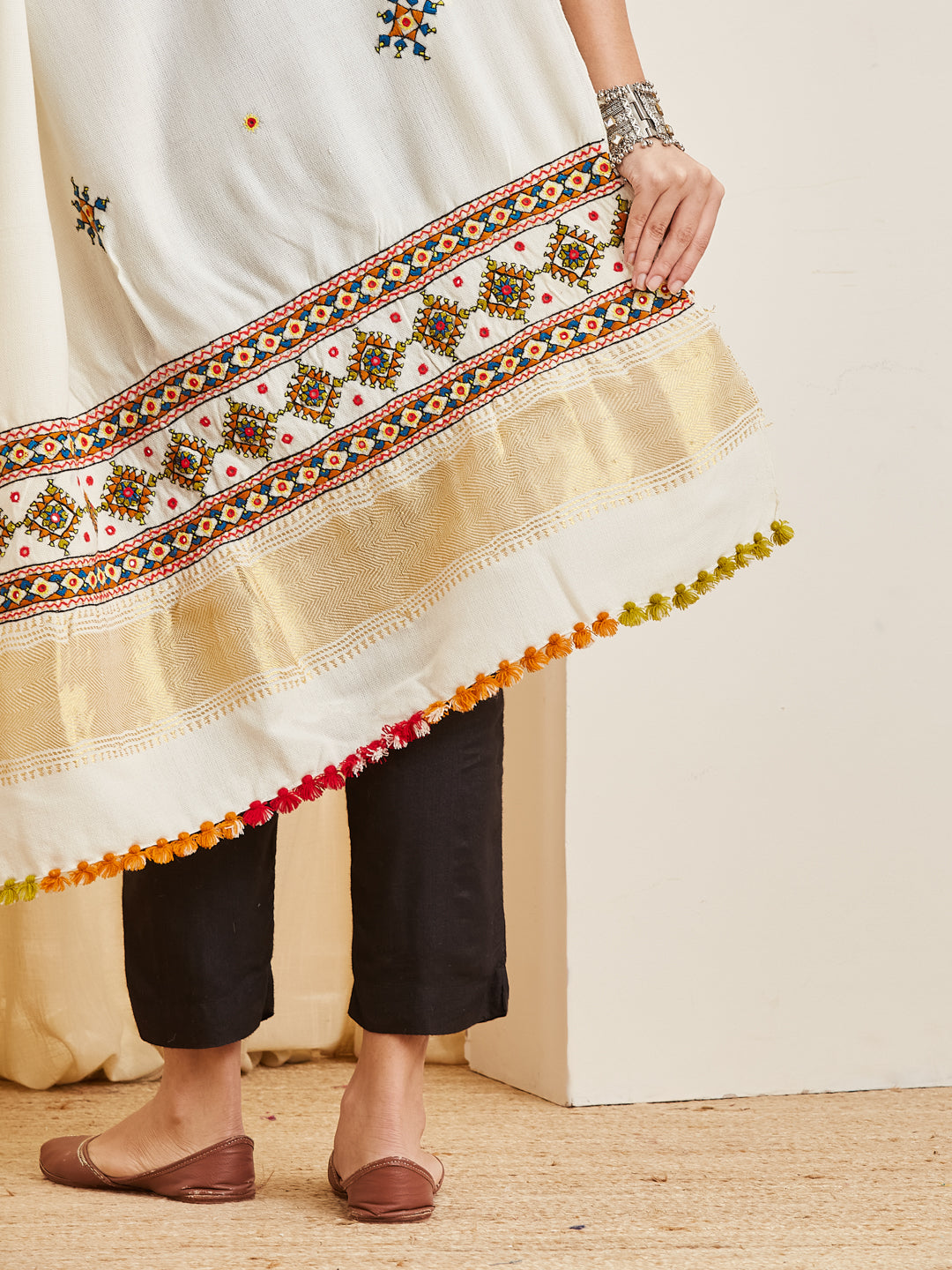 Aarsi dupatta zari border detail
