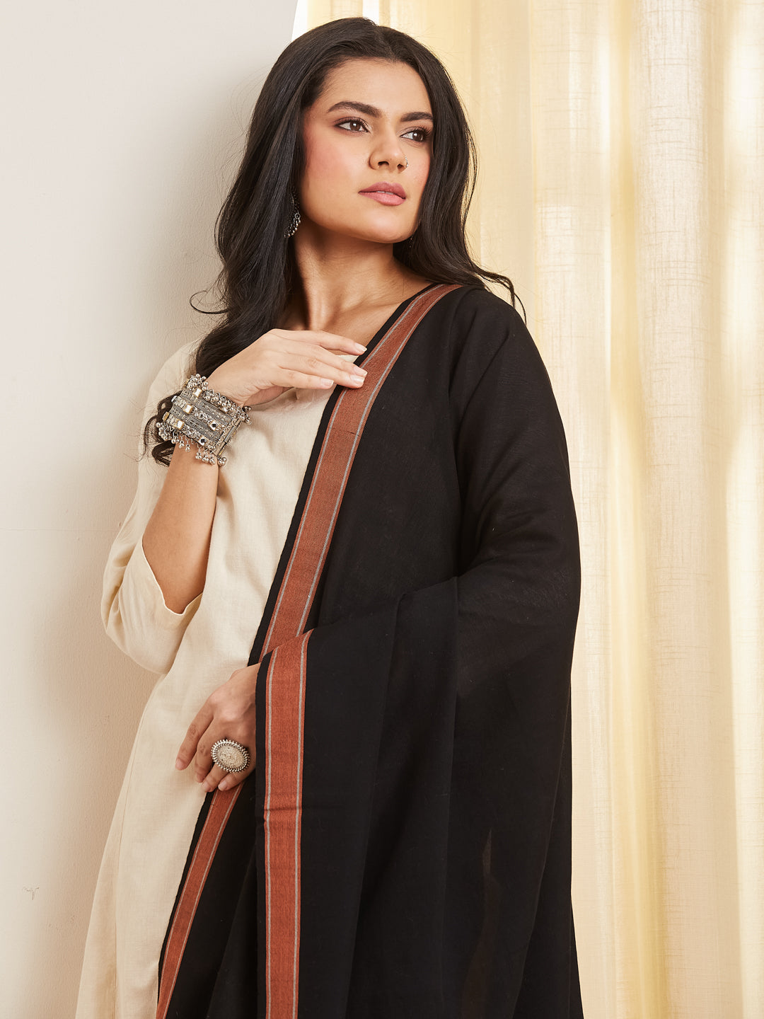 Kajal dupatta banded end panel detail